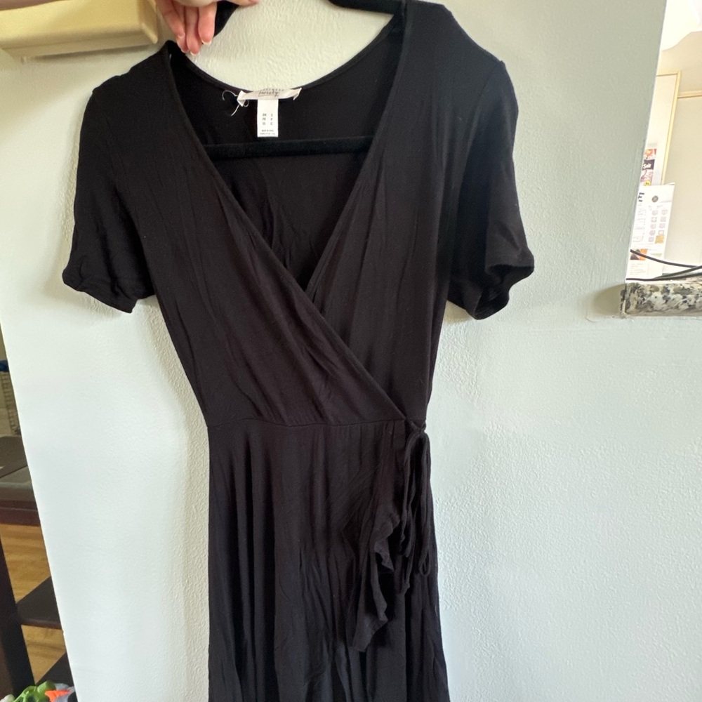 Black short sleeve v neck dress. Size small.